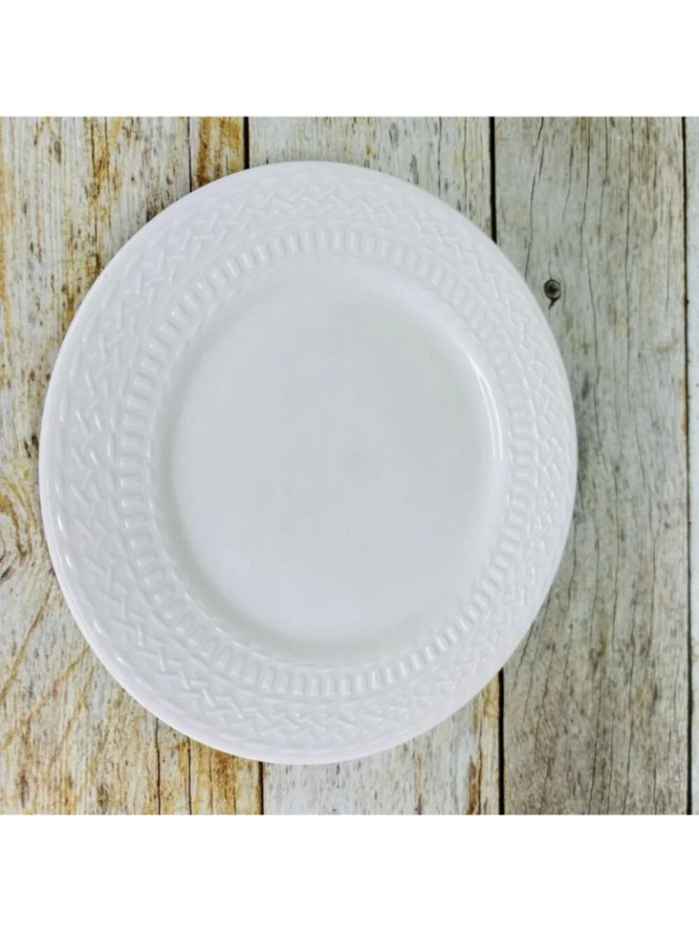 Livingquarters LIQ10 White Embossed Basketweave Lines 7.75